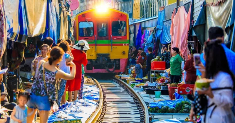 Maeklong Railway & Amphawa Floating Market